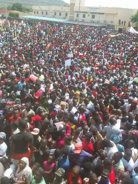 PARENA9's tweet photo. @T_Drame @Meritmouvement @Malijetactu @Poulogorko1  Mobilisation massive des Maliens pour défendre la constitution de 1992. https://t.co/wGKNK2S4BE