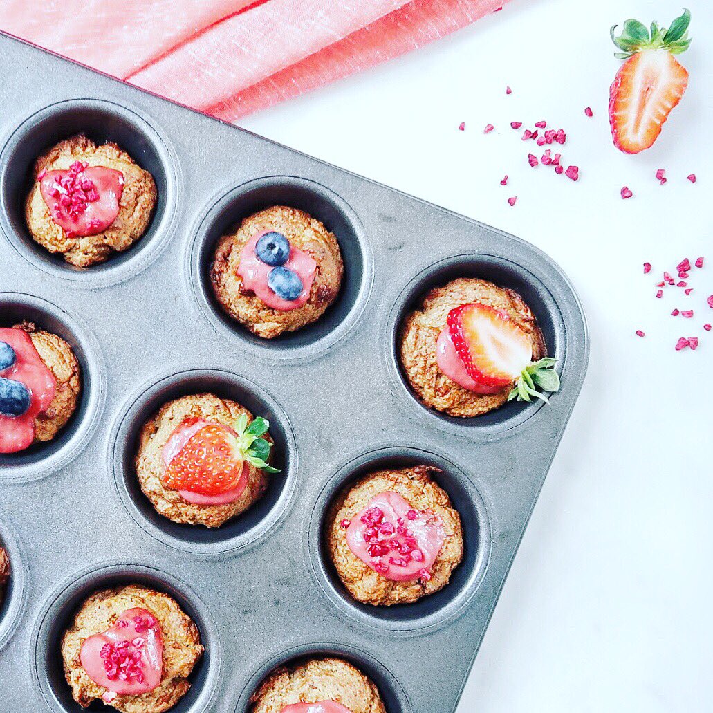 Tarajadeuk's tweet photo. Some days you just gotta make choc chip &amp; walnut muffins 😍 with cashew-berry icing &amp; fresh #britishstrawberries 🍓 
#veganheaven #treatday https://t.co/CwXKElVdiI