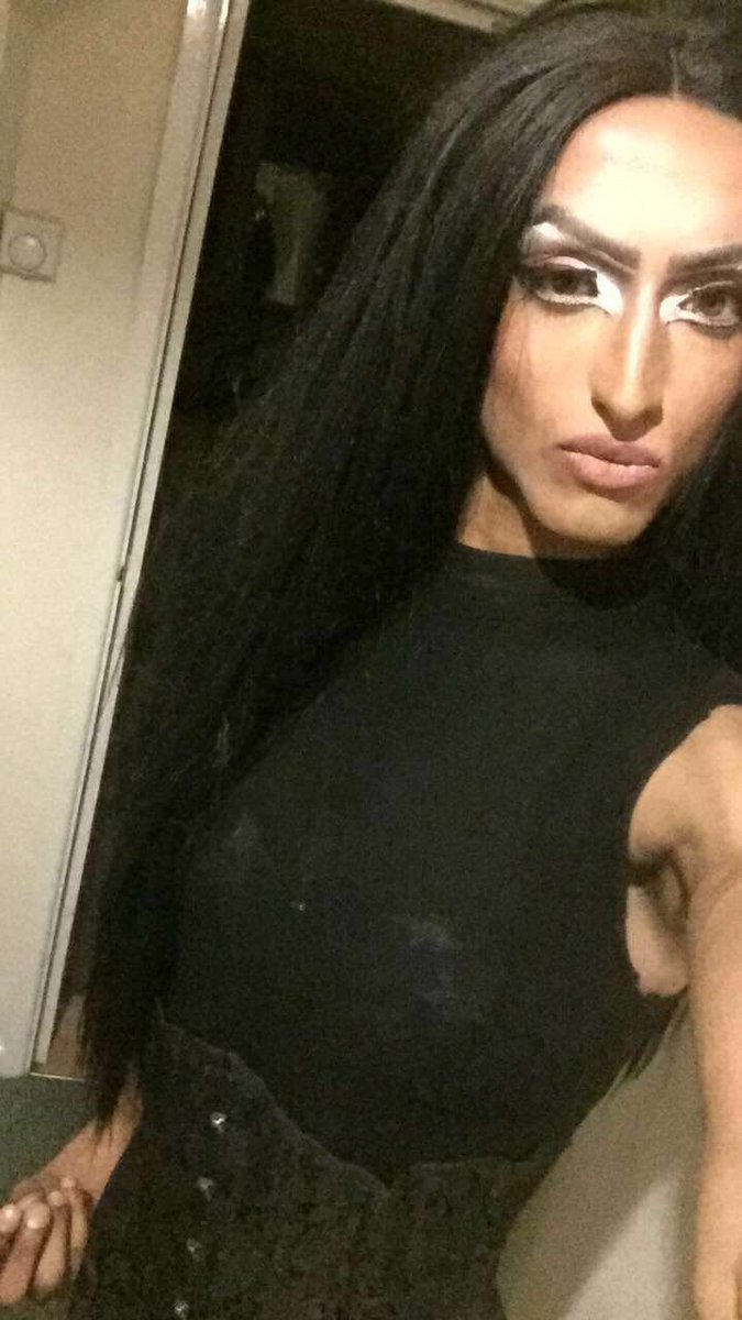 MinaraElWaters's tweet photo. Strawberry Fair shit ( i need to use twitter more gawdd my only non private social media #watchamacallit) #dragqueen #southasianqueen #yakki https://t.co/cUacvBu8QU