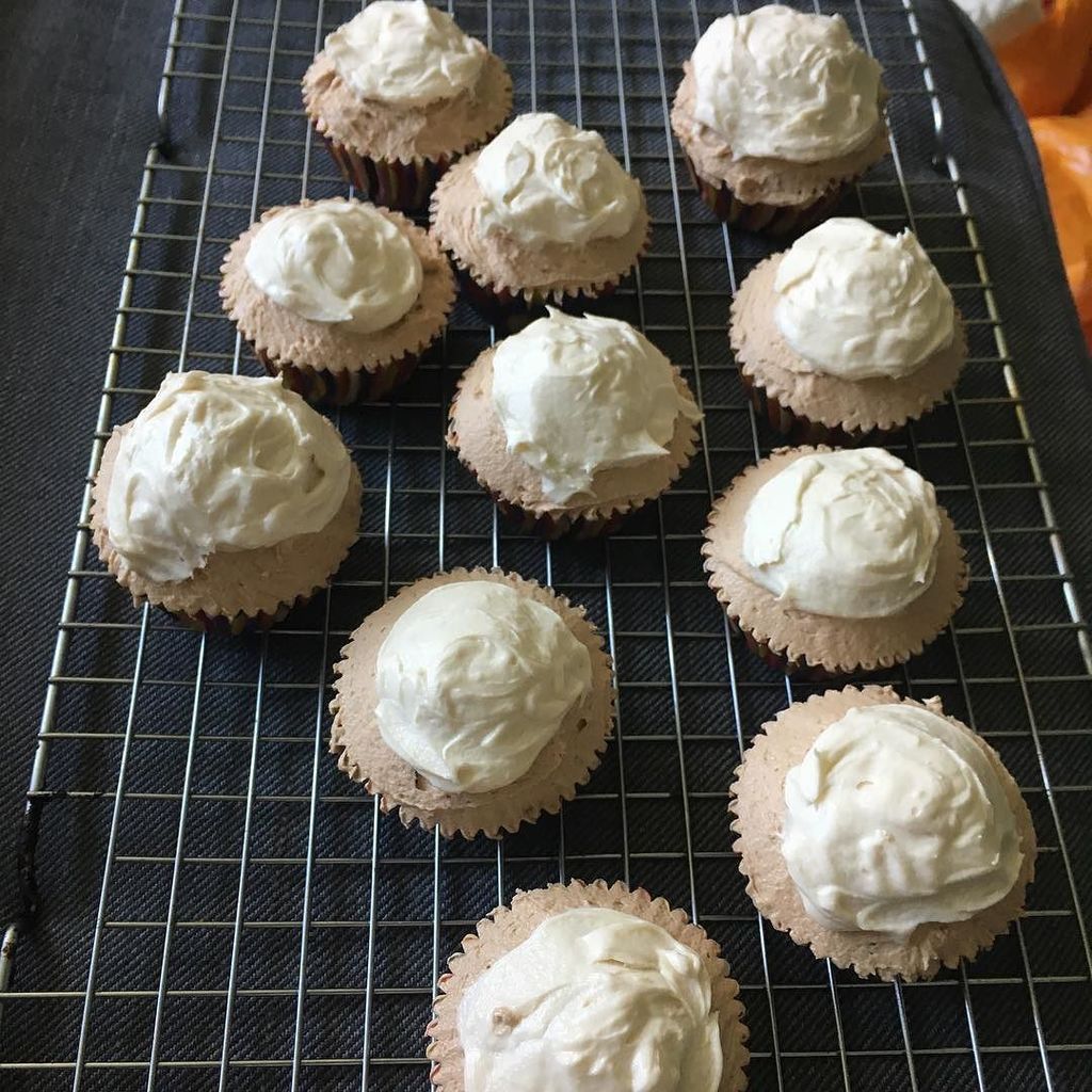 ellenhkwiggins's tweet photo. Got my bake on today! First time in ages, so I made the worst possible things I could. Double chocolate chip cupca… https://t.co/cj8LUFx6Fw https://t.co/bgfMc45Vfp