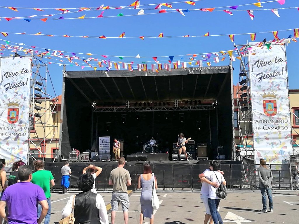 Ya estamos en Camargo, <a href="/mpvenganza/">Mi Pequeña Venganza</a> en el escenario. Podéis escucharlo todo en <a href="/ArcoFMCantabria/">ARCO FM Cantabria</a>