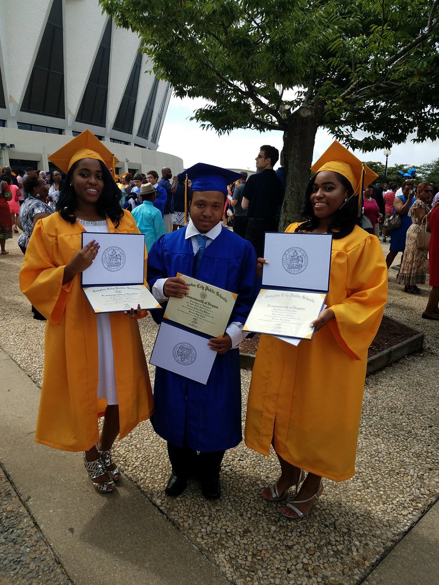 sLut4Yoongii's tweet image. The Whitman's did it🎓🎊 #WeGraduated #saturdaymorning