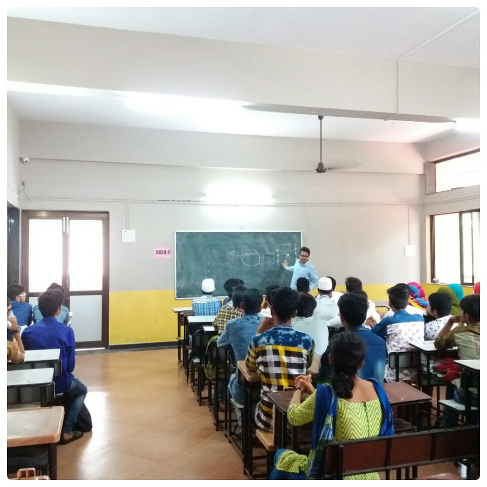 msnaikhs's tweet photo. #AGuestLectureOnCareerInArchitectureBeingDeliveredToOurSYJCStudentsByMrNaumanAnExpertFromDelhi ... https://t.co/zlYTOriJI1