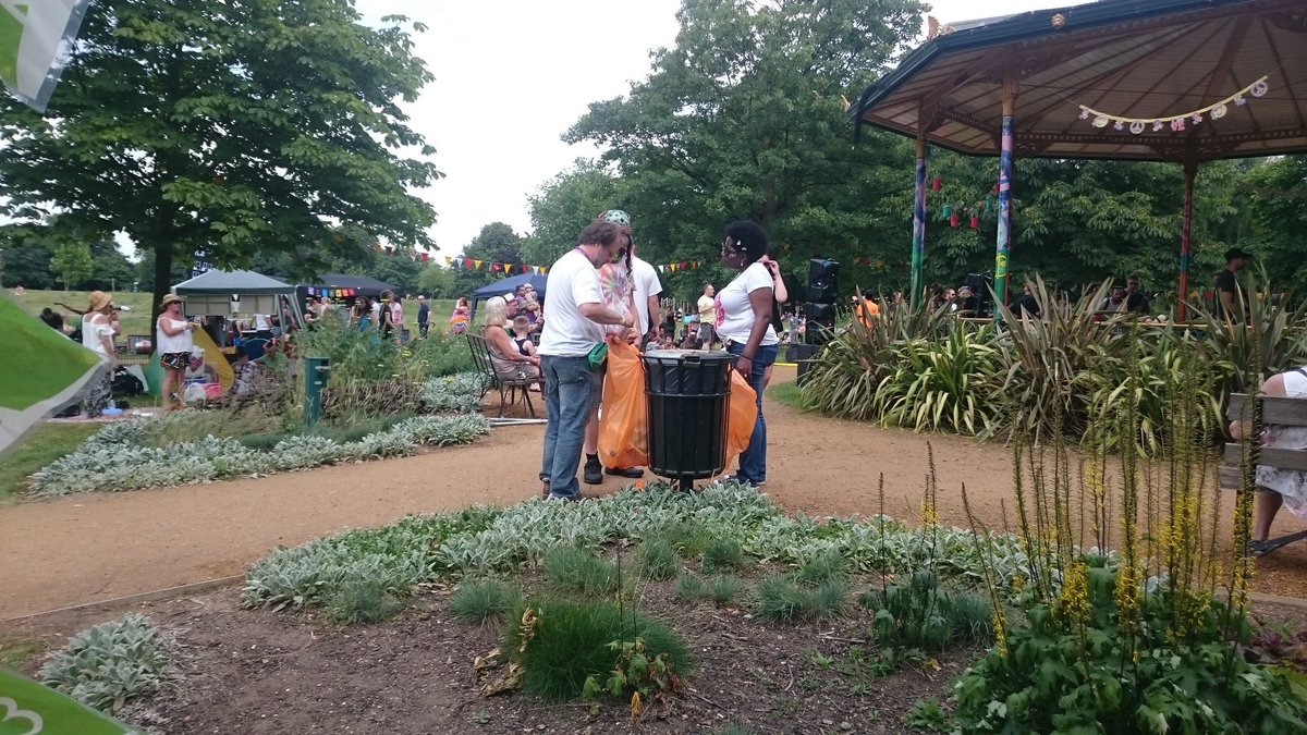 Mr &amp; Mrs <a href="/greencroydon/">Andrew Dickinson</a> keeping things clean &amp; tidy! <a href="/WandlePark/">Wandle Park</a> <a href="/CRSummerofLove/">CroydonSummerofLove</a>