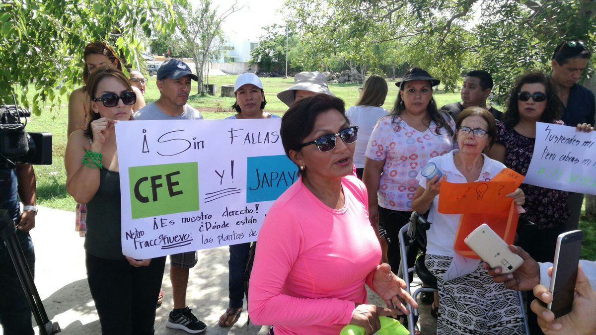 SIPSENOTICIAS's tweet photo. #Yucatán Vecinos del fraccionamiento las Américas se manifiestan contra los servicios de CFE y JAPAY tras constantes fallas. https://t.co/Ctj165k3U5