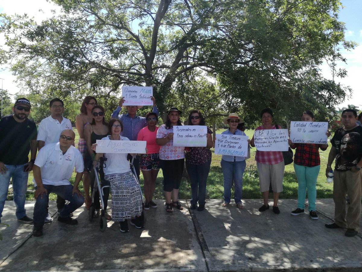 SIPSENOTICIAS's tweet photo. #Yucatán Vecinos del fraccionamiento las Américas se manifiestan contra los servicios de CFE y JAPAY tras constantes fallas. https://t.co/Ctj165k3U5