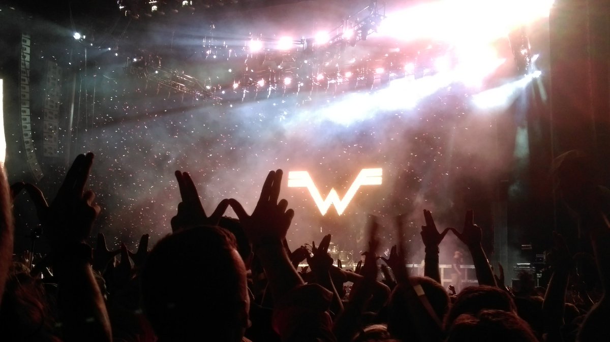 E_Glass16's tweet photo. Weezer! #Firefly2017 #Bigscreen @Weezer https://t.co/gtw2BbEzHm