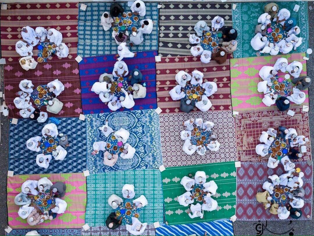 EsraKarahindiba's tweet photo. İlk bakışta bir tasarım, bir patchwork sanatı zannettim. Umman'daki çiçek gibi iftar sofalarıymış. Ne güzelsin #Ramazan... https://t.co/9vkEoJpLNh