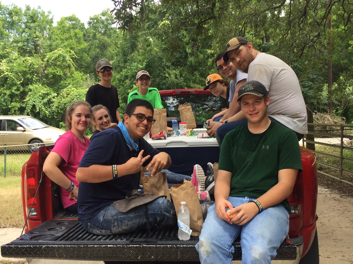 TXBDisasteRecov's tweet photo. Great job in Holiday Lakes serve flooded families @FBCGeorgetown @springdalebc @parkmeadowschurch @deerparkFBC @TXBaptistMen @MarlaBearden https://t.co/Sm7NvGTfUG