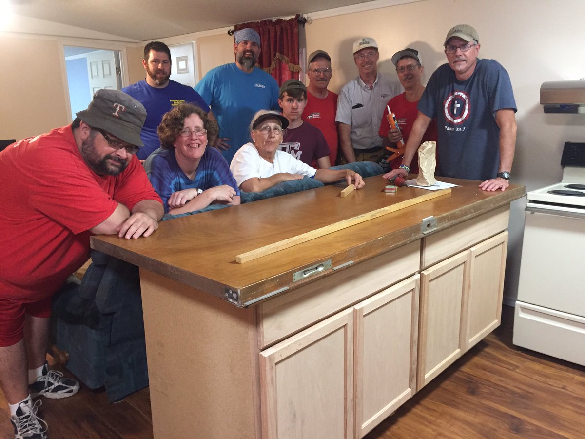 TXBDisasteRecov's tweet photo. Great job in Holiday Lakes serve flooded families @FBCGeorgetown @springdalebc @parkmeadowschurch @deerparkFBC @TXBaptistMen @MarlaBearden https://t.co/Sm7NvGTfUG