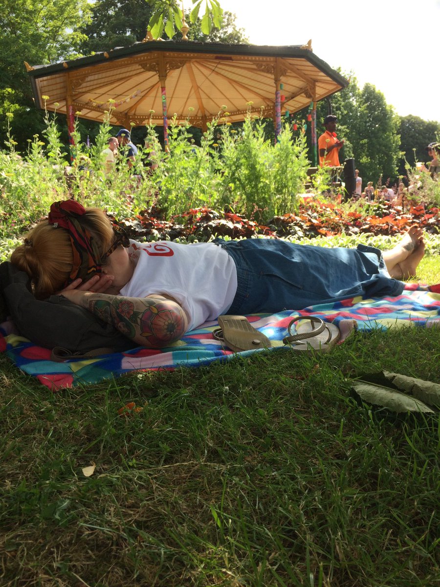 Fantastic scenes <a href="/CRSummerofLove/">CroydonSummerofLove</a> in <a href="/WandlePark/">Wandle Park</a> 

If you're in #Croydon &amp; not here you're savagely missing out.