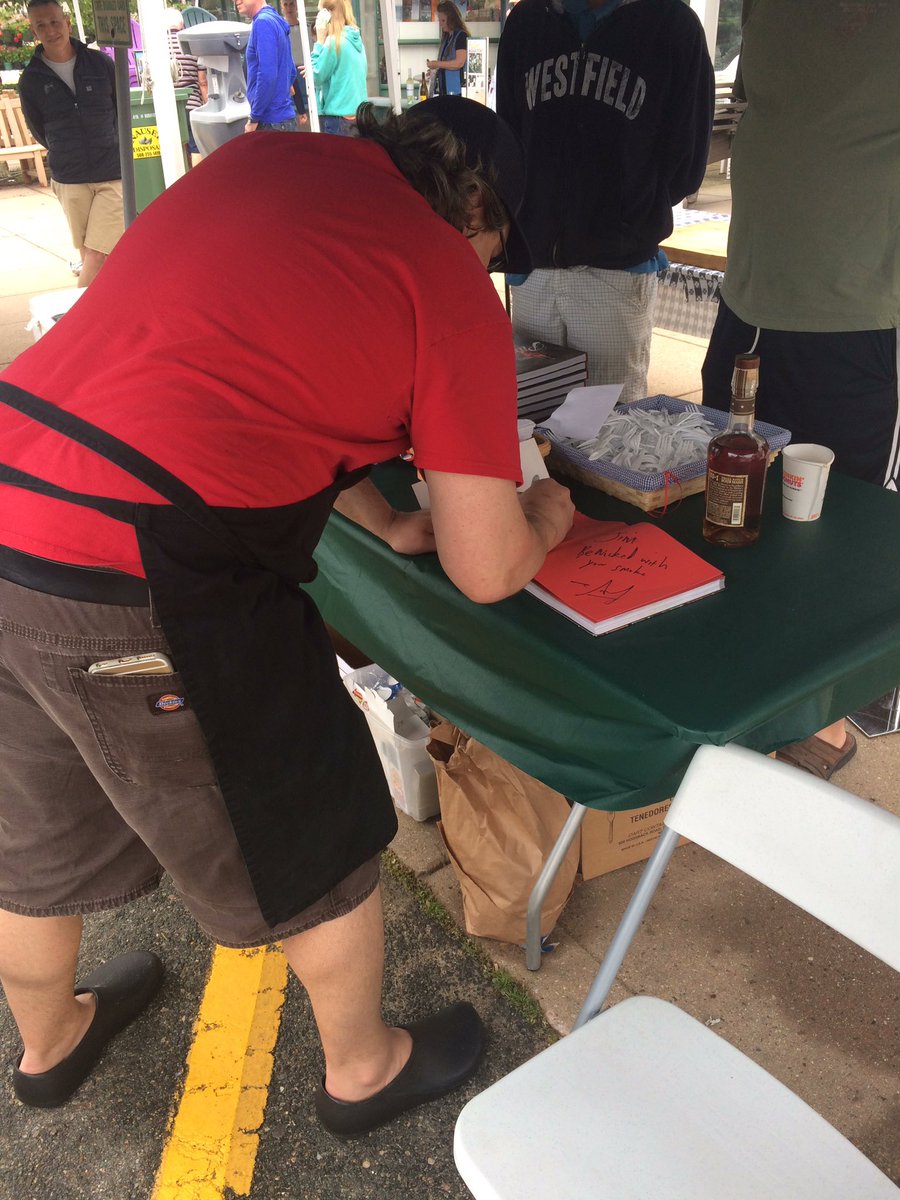 SnowsCapeCod's tweet image. Book signings going on! 📚🖋 #BBQPitMaster #WickedGoodBBQ