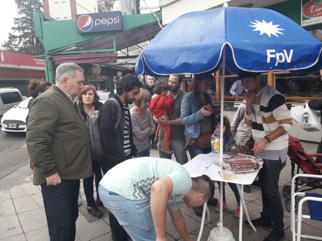Caroluduena's tweet photo. Los vecinos de mataderos firmando los avales. #LaFuerzaDeLaUnidad #UnidadPorteña @FPVCiudad @Aixarocha @CFKArgentina @LaCampora_CABA https://t.co/hr5WplC5ib
