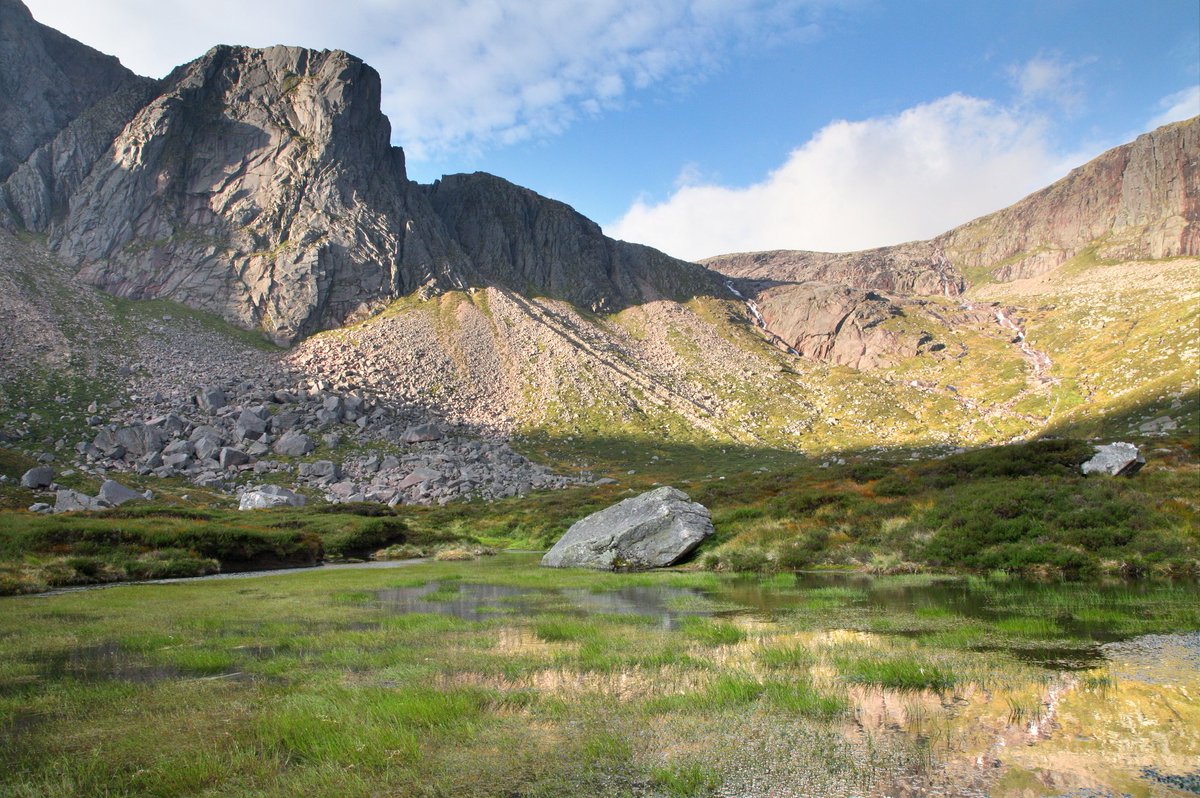 Rockfall warning in the Northern Corries of Cairngorms issued by <a href="/Mountain_Scot/">Mountaineering Scotland</a> ow.ly/u6Tc30cA4vo And incredible tale of lucky escape!