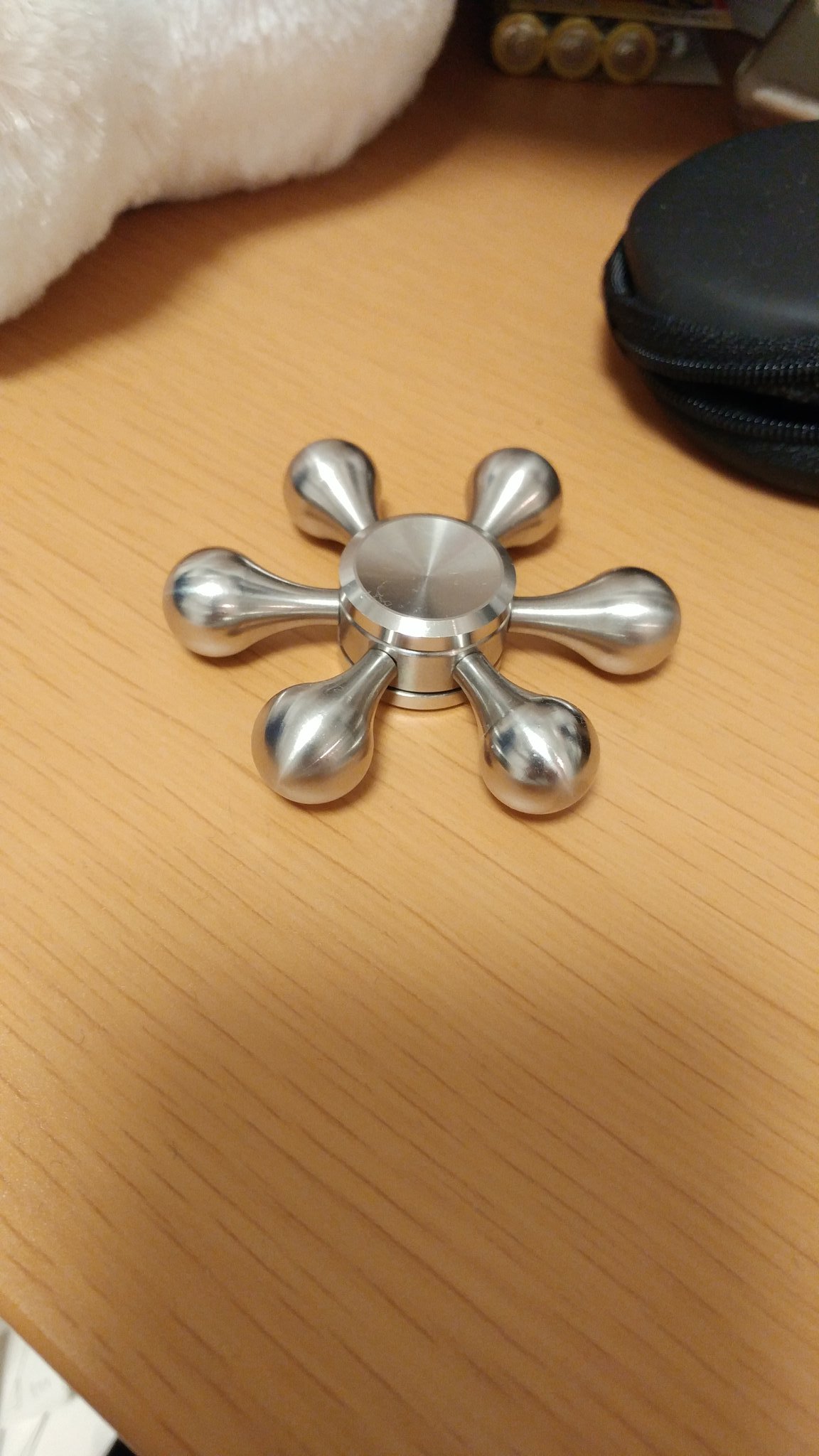 眞風 ハンドスピナー このデザイン好きなのでamazonで買ったんですよ そうしたら今回ヒカキンさんとセイキンさんが 水道 って名前をつけてくれて しかも最強だと言われて 自分が買ったハンドスピナーが有名になるのは嬉しいですね 水道は4分強