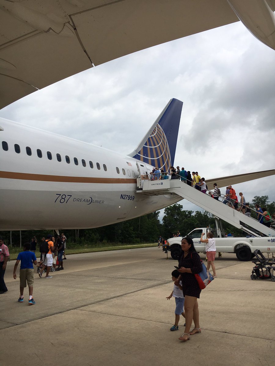 BAHSMarshall's tweet photo. Massive crowds for the main attraction 787 Dreamliner at #inflight17 ✈️@NASM https://t.co/ZDLGNhD30H