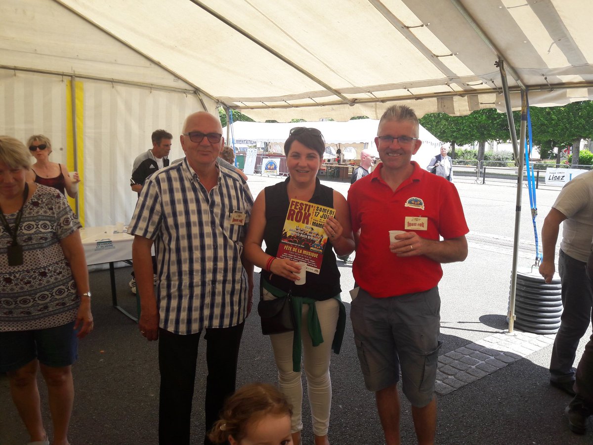 Student44_ETHs's tweet photo. #Sarthe Formidable Festi Rock à #Mamers ! Bravo aux organisateurs et bénévoles. #PlaceRep #PlaceCarnot Jusqu'à 1h du matin . @FBeauchef https://t.co/HW9W6R9T13