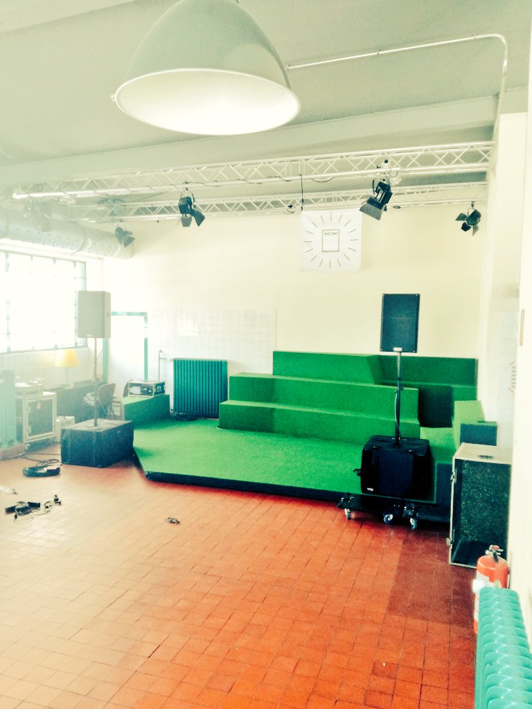 FTTNGR's tweet photo. hier spielt heute eure neue lieblingspunkband und ich will KEINEN von euch sehen sonst rühmt ihr euch bald damit von anfang an dabei gewe 😡 https://t.co/IeUDjzqpBs