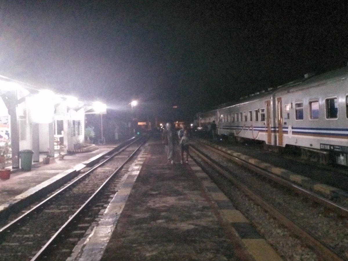 DonyPutranto's tweet photo. @KAI121 Malioboro ekspres malam tertahan di st. kedunggalar,ada gangguan wesel di paron https://t.co/J13H1Tv2zF
