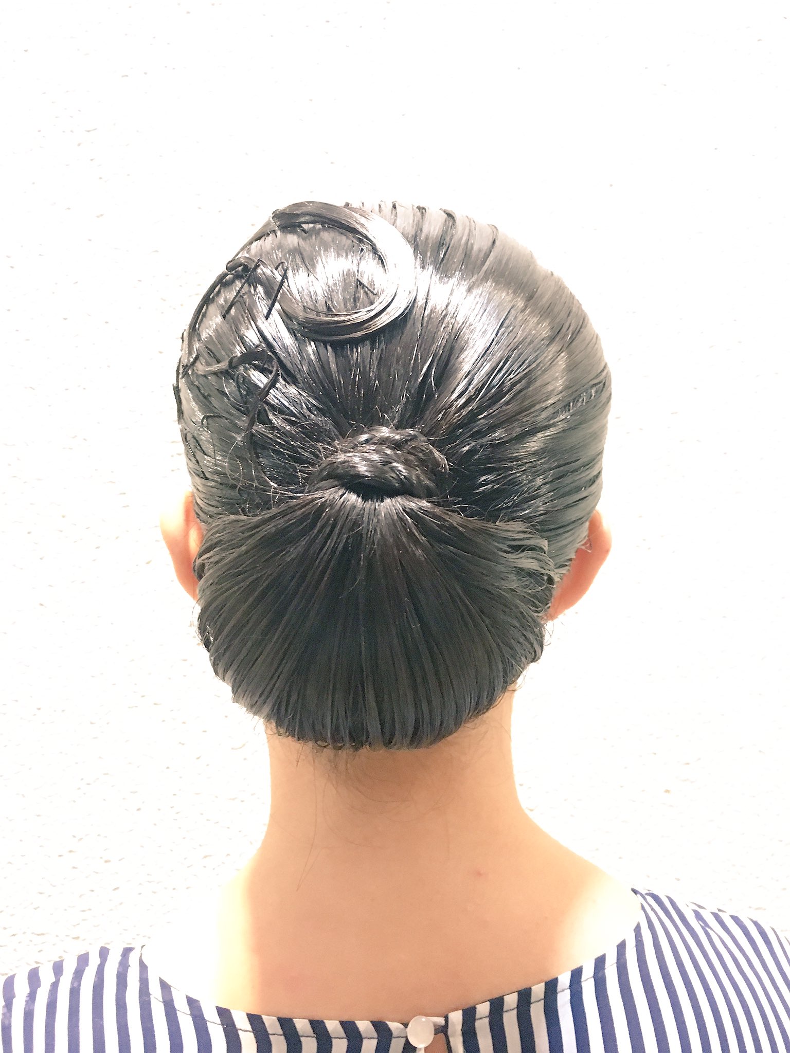 まっきーのヘアアレンジ日記 上智2年 モダン人 あんこ 貝団子のゴムの部分に細い三つ編みを三重に巻きつけました 前髪は斜めに流して シンプルだけれど上品でお洒落な髪上げになりました 競技ダンス 髪上げ モダン 貝団子 ヘアアレンジ