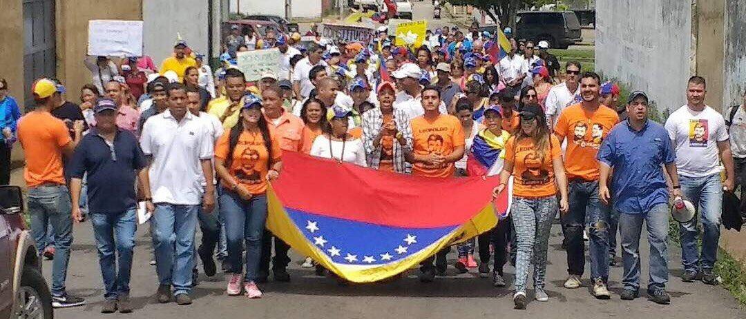 Carolineborgesk's tweet photo. Un éxito la #TomaDeLasCocuizas en Maturín, Monagas. Seguimos demostrando que queremos cambio. #FuerzayFeVzla https://t.co/jCfRteWoBI