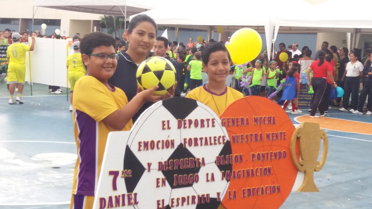 nanbea12's tweet photo. Mejor eslogan #UESMA https://t.co/SNAPwRLCzg
