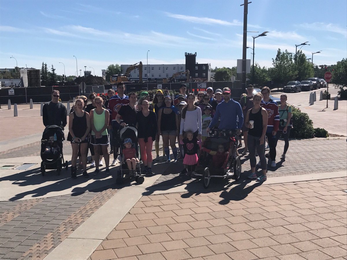 #OilKings <a href="/M_Robertson15/">Matthew Robertson</a>, <a href="/davismurray1999/">Davis Murray</a> &amp; @nickbowman919 ready to walk in the <a href="/wishmakerwalksp/">Wishmaker Walk SP</a> this morning in Sherwood Park. 👍🏻