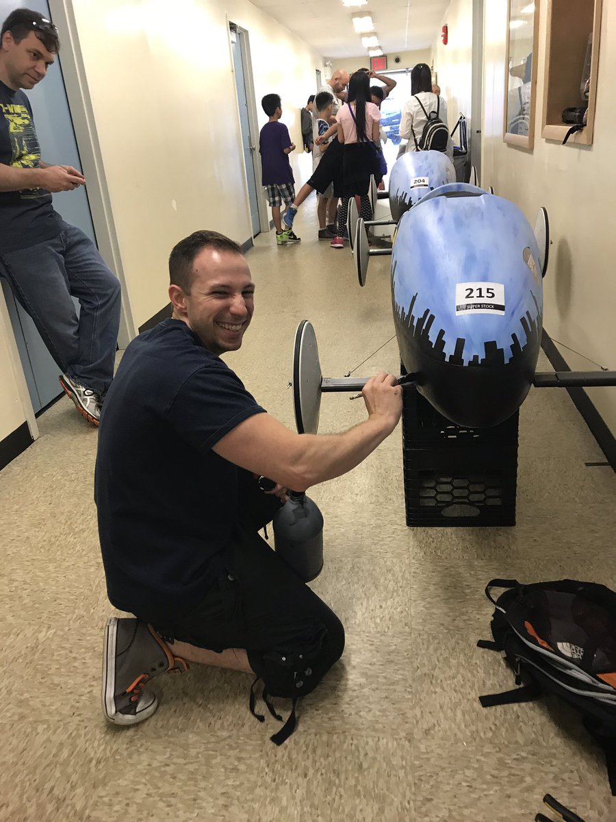 RussosRoom's tweet photo. Doing touch ups &amp; fixing the race cars at #SoapBoxDerbySI w/ @MoranasMakers &amp; @LisaWeber327! It's an @IS34 effort to get this line moving! https://t.co/C6FFEVHUvP