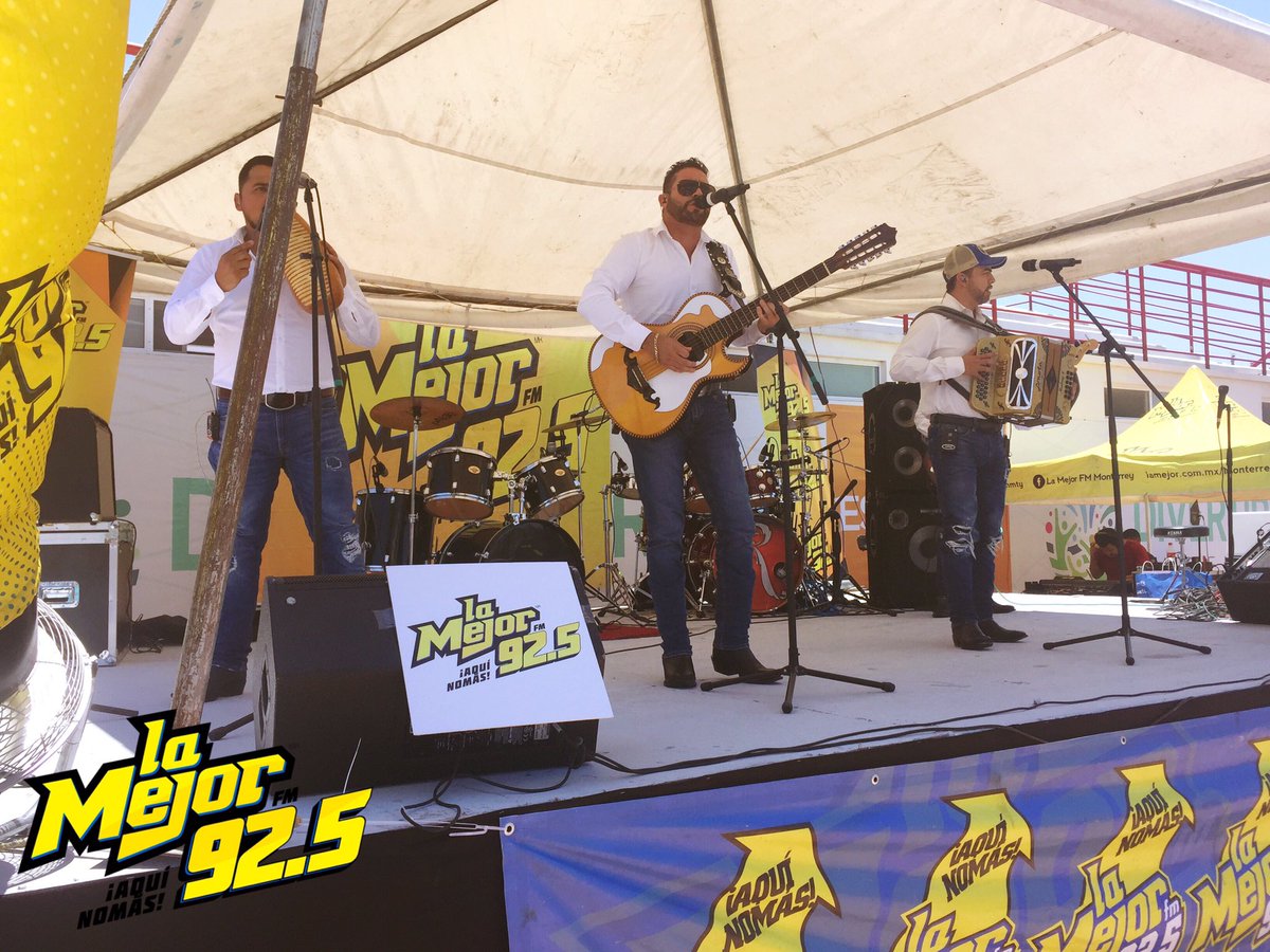 LAMEJORFMMTY's tweet photo. Y ahora suenan Relampaguitos con muchos éxitos norteños 🤠 en el #ChapuzónDeLaMejor💦 en el #Divertiparque https://t.co/lsQrMUsUK7