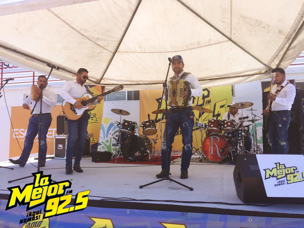 LAMEJORFMMTY's tweet photo. Y ahora suenan Relampaguitos con muchos éxitos norteños 🤠 en el #ChapuzónDeLaMejor💦 en el #Divertiparque https://t.co/lsQrMUsUK7