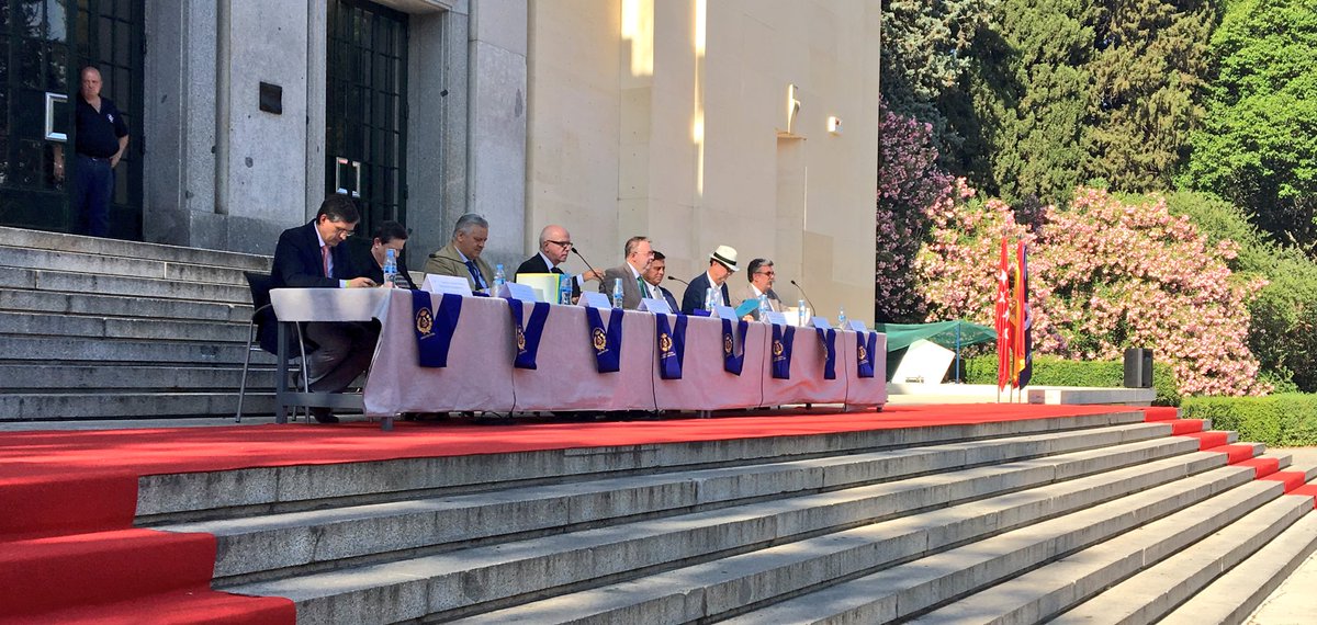 La_UPM's tweet photo. Entrega de diplomas de la @ETSAMadrid @La_UPM Enhorabuena a los nuevos arquitectos!! https://t.co/0RxTTvFyiK