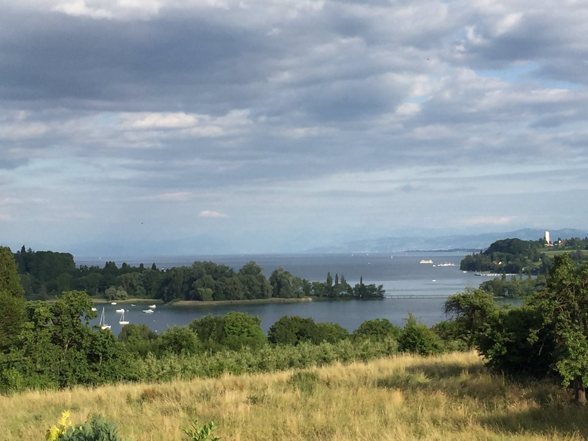 MTBKonstanz's tweet photo. Blick von der Terrasse des Ristorante #daciro in Litzelstetten über den #bodensee und @mainau @Stadt_Konstanz 😎 https://t.co/goXaO61wG2