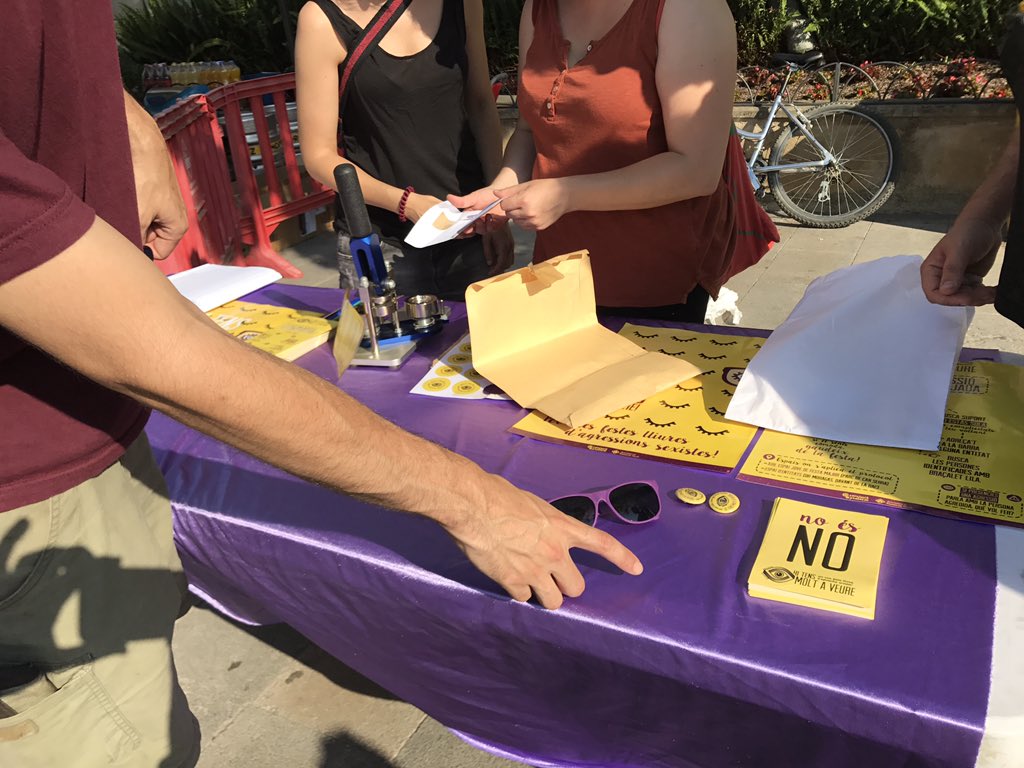 protocolbdv's tweet image. Tot preparat x la presentació #protocolbdv Vine a buscar la teva xapa i les teves ulleres #hitensmoltaveure #FMBarberà2017