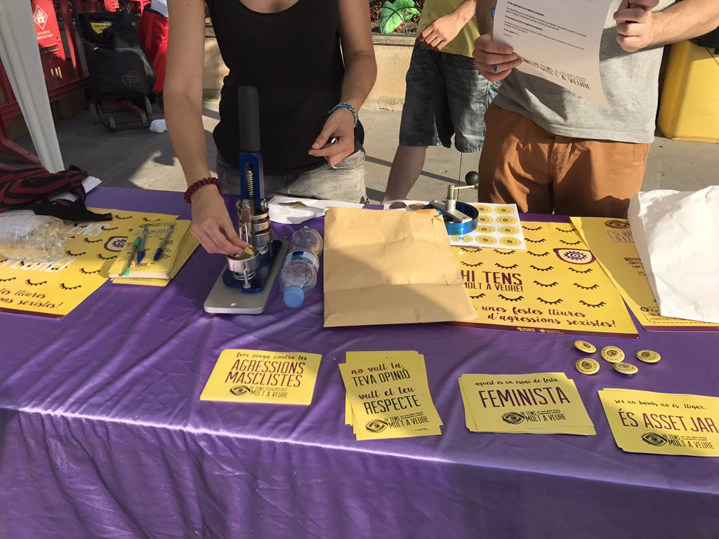 protocolbdv's tweet image. Tot preparat x la presentació #protocolbdv Vine a buscar la teva xapa i les teves ulleres #hitensmoltaveure #FMBarberà2017