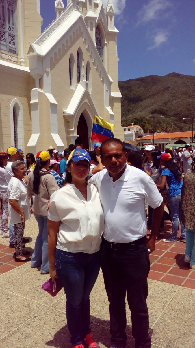 pinooscarr's tweet photo. Desde el Valle elevamos oraciones por Venezuela. Seguimos en la calle. https://t.co/BEGhMKiLpt