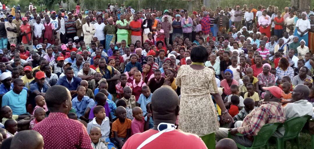 WaaJahK's tweet photo. @marthakarua + #Gitari ended today with great crowds in Ngothi, Mwea. They listened to their issues and shared the #KaruaGitari agenda. https://t.co/GcfIaEyd1o