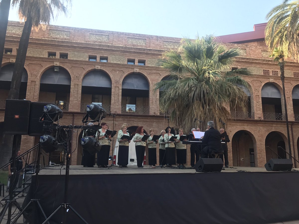 JXCatNouBarris's tweet photo. Assistim a la festa final de curs del Centre Cultural Manuel de Falla. #NBdetots https://t.co/CJCkuk0tKm