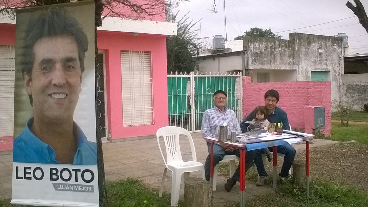 UnidadPorLujan's tweet photo. Jornada de difusión de nuestras propuestas en barrios y localidades de #Luján.
#UnidadCiudadana
#EstamosCerca #LujánMejor #LeoBoto2017 https://t.co/LgKAkOJTIY