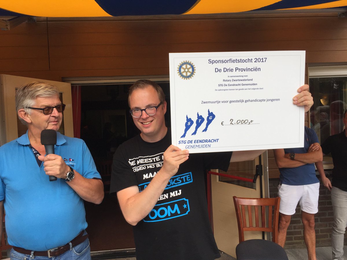 Bremannet's tweet photo. Rotary deelt cheque's uit voor goede doelen van 3 provinciën Sponsorfietstocht https://t.co/v0NEF7Ekv5 @stgeendracht #rotaryzwartewaterland https://t.co/T6zjgTRohP