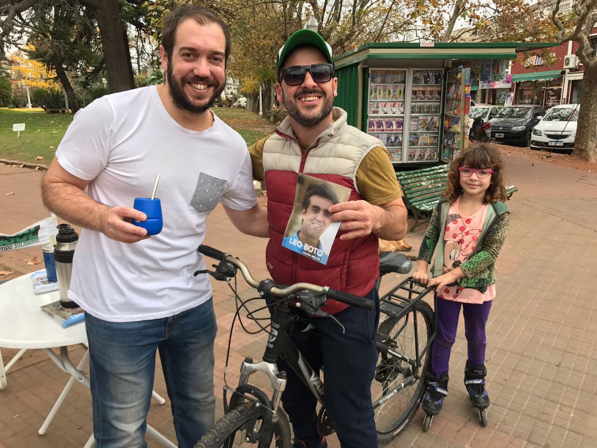 UnidadPorLujan's tweet photo. Jornada de difusión de nuestras propuestas en barrios y localidades de #Luján.
#UnidadCiudadana
#EstamosCerca #LeoBoto2017 https://t.co/N21TIv44Lj