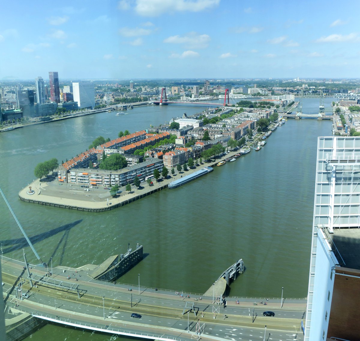 Lichting98's tweet photo. Mooi uitzicht op 't #Noordereiland en de #Erasmusbrug vanuit De Rotterdam. 🏙️ Tijdens de @DvdA_Rotterdam -> Zie #dvda010 foto's: https://t.co/01T7CBU72j