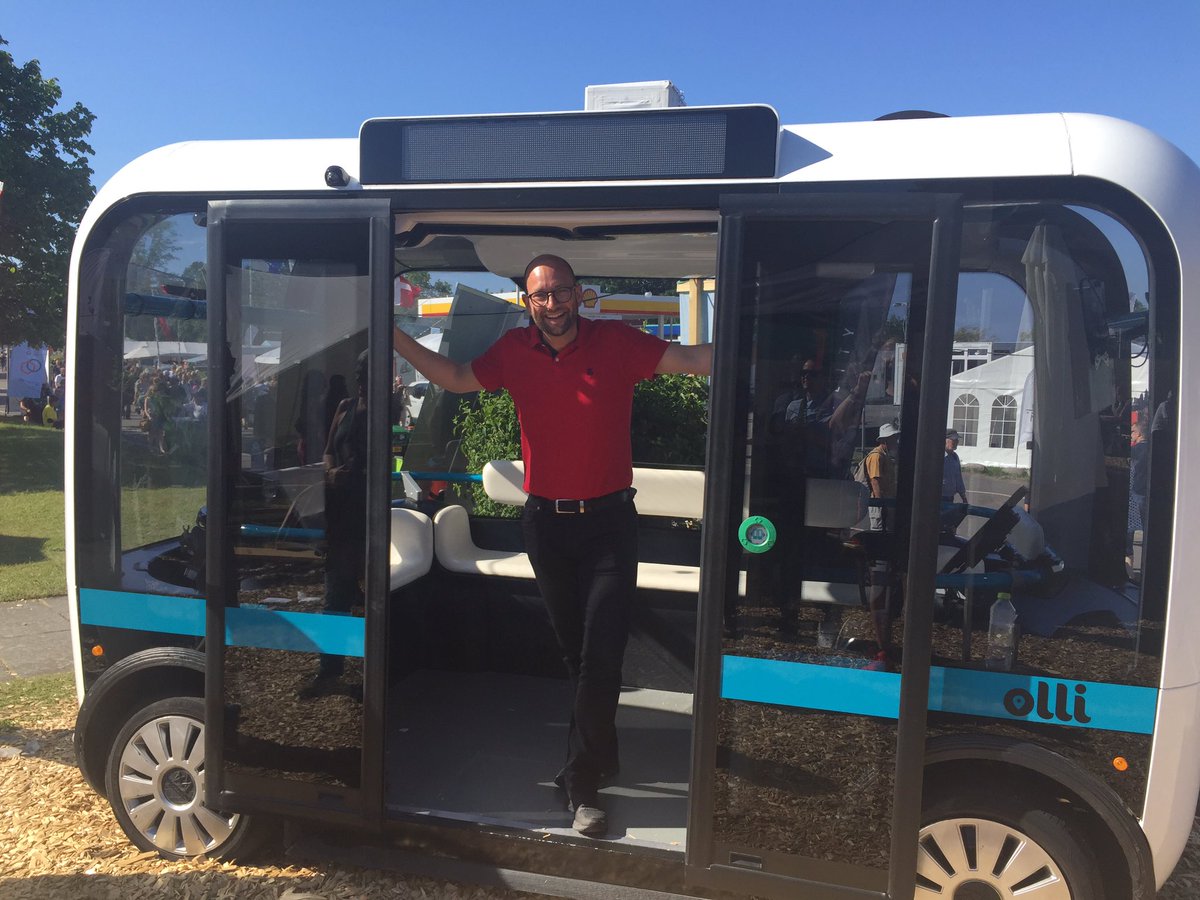 RasmusPrehn's tweet photo. Besigtiger en selvkørende Olli-bus på #folkemødet - Spændende udvikling m mange perspektiver. Jeg er 😊 for ny visionær lov m forsøg👍 #dkpol https://t.co/bOYEC1AshK