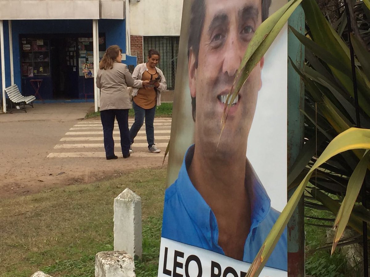 UnidadPorLujan's tweet photo. Jornada de difusión de nuestras propuestas en barrios y localidades de #Luján.
#UnidadCiudadana
#EstamosCerca #LujánMejor #LeoBoto2017 https://t.co/Z3bGlXAZjO