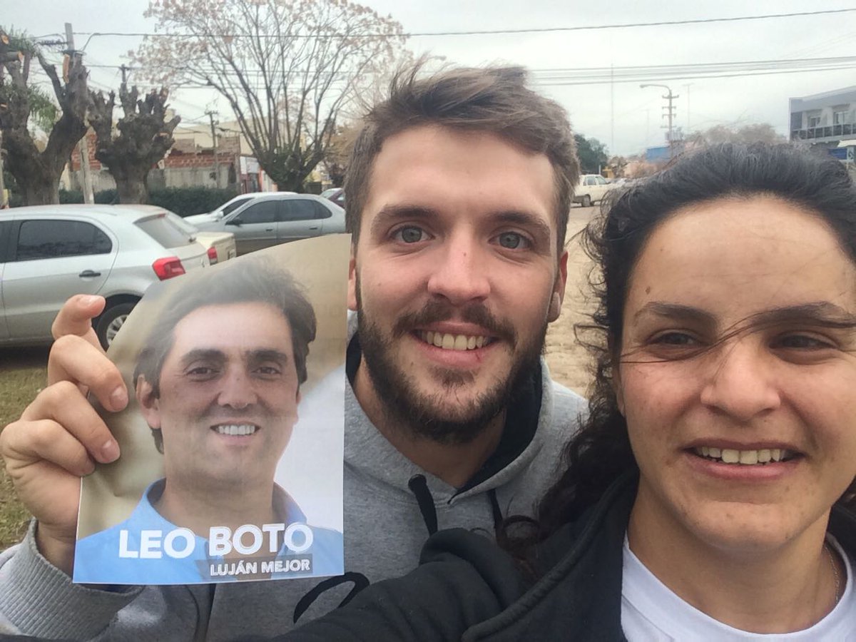 UnidadPorLujan's tweet photo. Jornada de difusión de nuestras propuestas en barrios y localidades de #Luján.
#UnidadCiudadana
#EstamosCerca #LujánMejor #LeoBoto2017 https://t.co/Z3bGlXAZjO