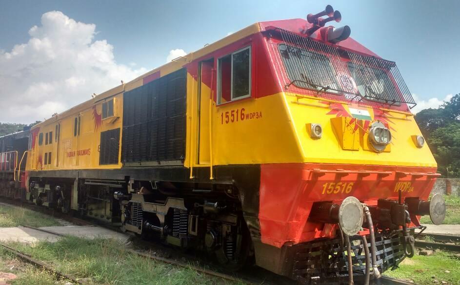 Central_Railway's tweet image. WDP3A Loco wonderfully painted by Kalyan Diesel Loco Shed staff in #Tejas Livery for 22119/22120 CST-Karmali Tejas Express 
@sureshpprabhu