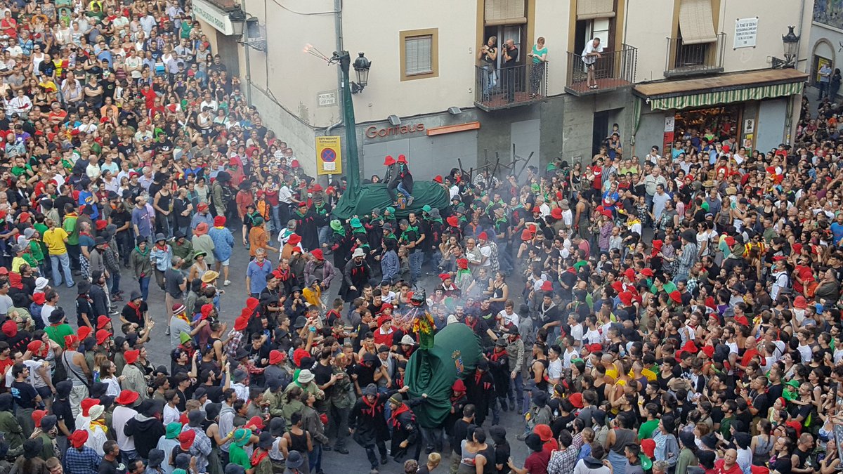 lapatum's tweet photo. Les Guites també tenen ganes de Patum i per això persegueixen sense descans als patumaires que omplen la plaça de St. Pere #Patum17 #Guites https://t.co/zxWliIpUoR