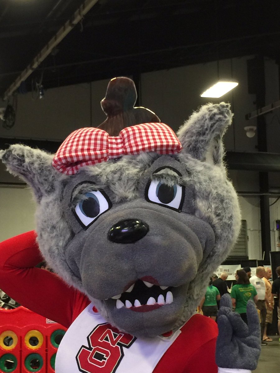 TheNewPulseFM's tweet photo. Mrs. Wolf just rocked the man bun at the @manexponc @NCState https://t.co/Qrz5k9983b