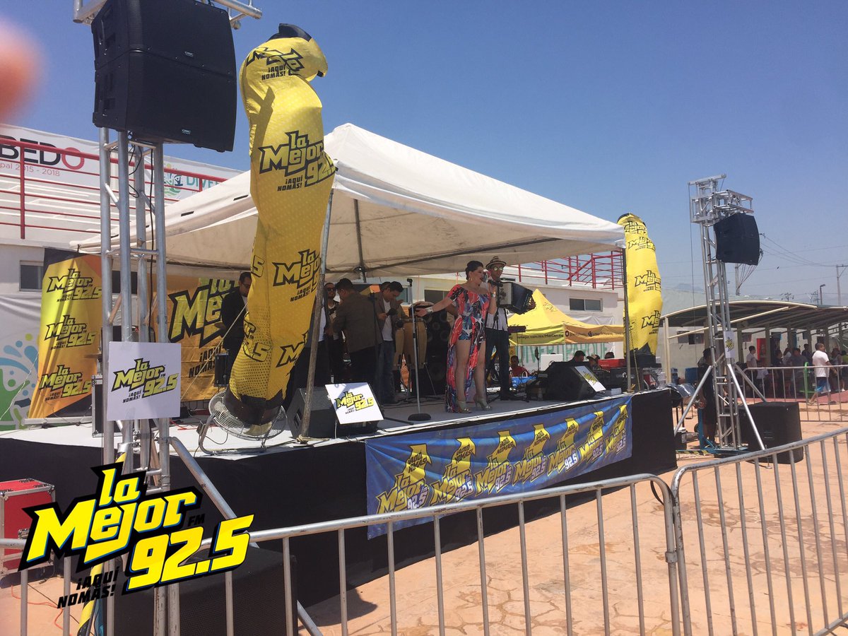 LAMEJORFMMTY's tweet photo. Festejando a Papá en el #Chapuzón💦 de LA MEJOR FM 92.5 Talina y Su Sonora  ya nos puso a bailar en el #Divertiparque 💃🏻🕺🏻 https://t.co/jOyV9oBO4z