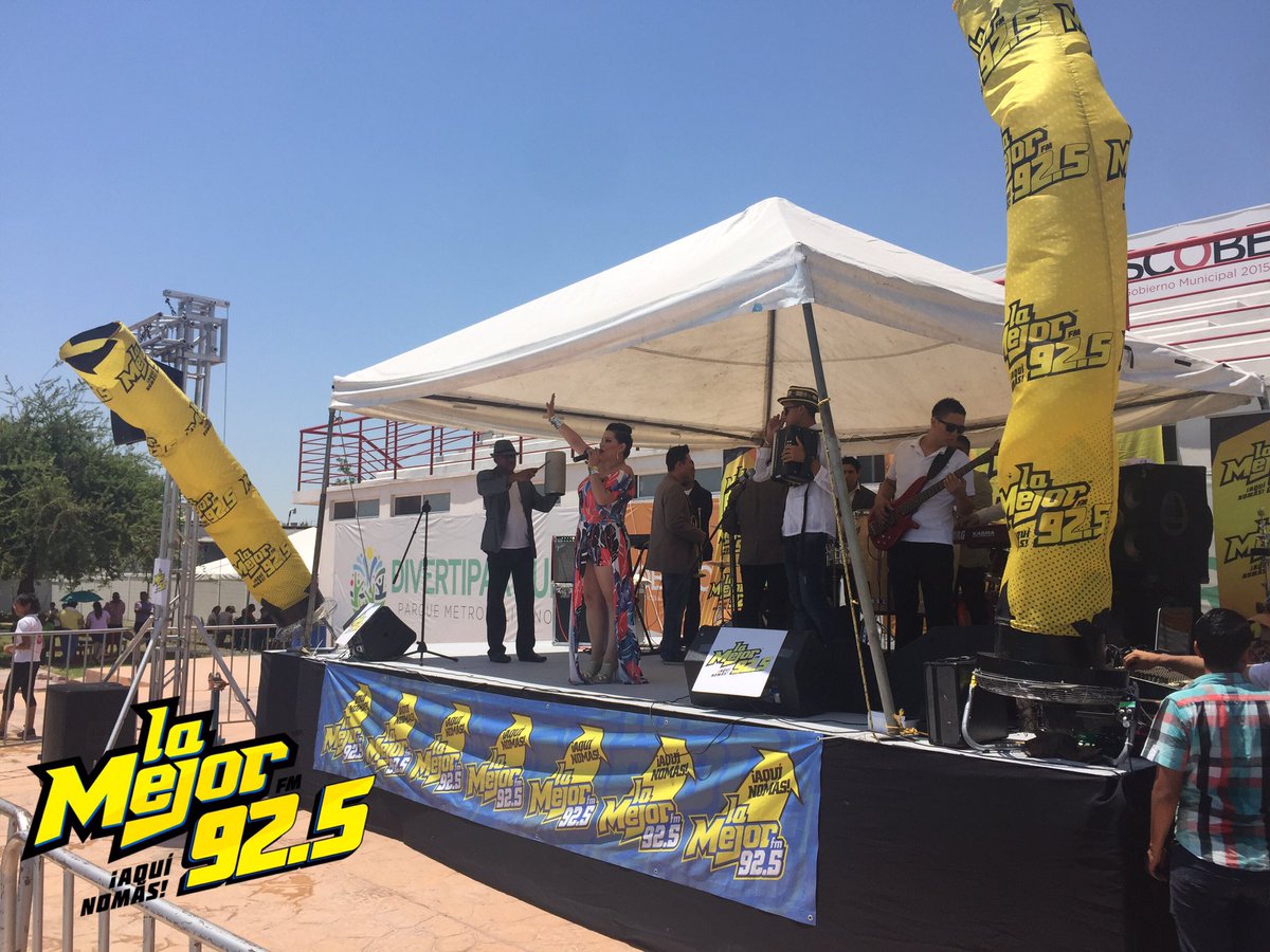 LAMEJORFMMTY's tweet photo. Festejando a Papá en el #Chapuzón💦 de LA MEJOR FM 92.5 Talina y Su Sonora  ya nos puso a bailar en el #Divertiparque 💃🏻🕺🏻 https://t.co/jOyV9oBO4z