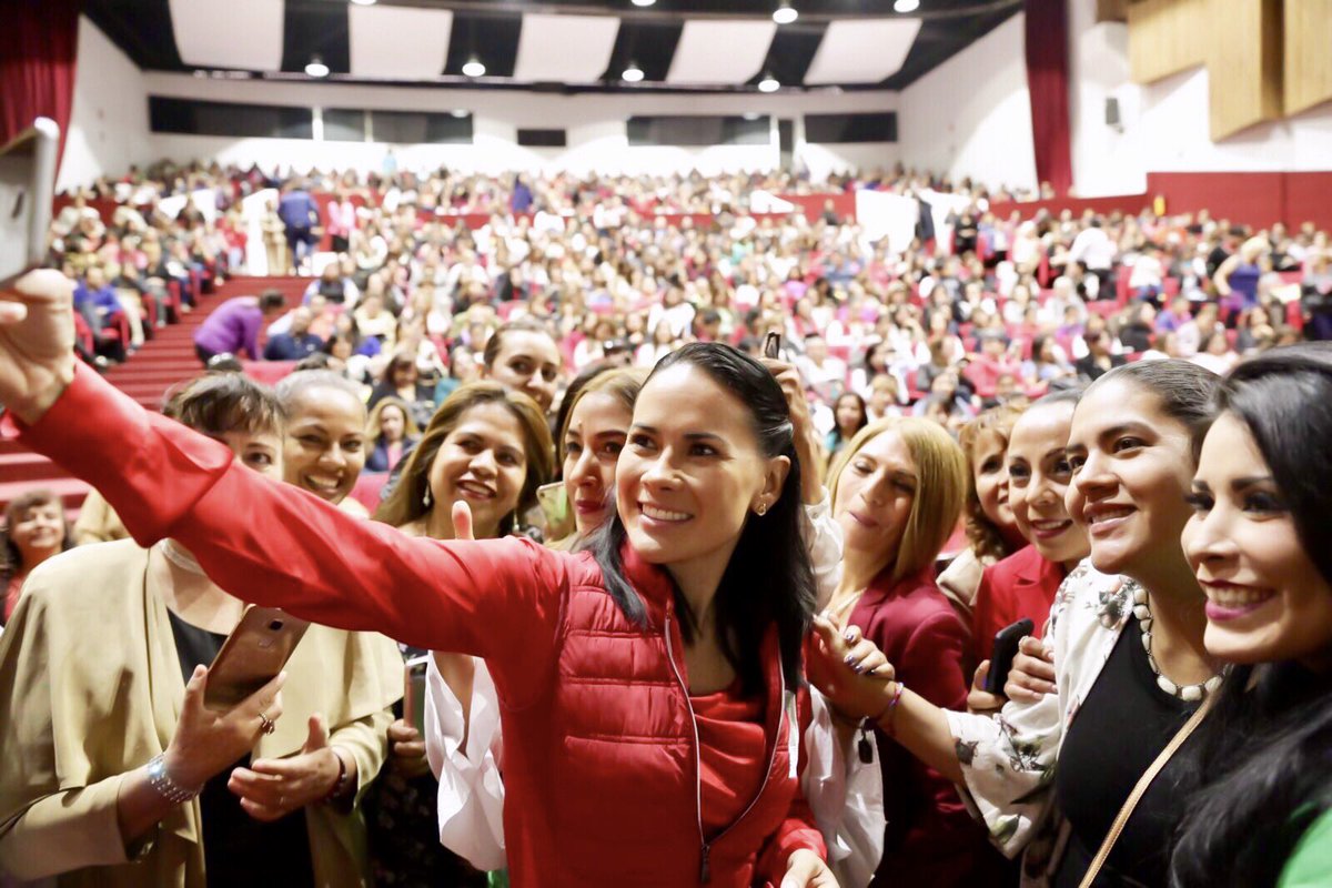AlejandraDMV's tweet photo. Como generación, tenemos el compromiso femenino de romper con el paradigma según el cual una mujer no apoya a otra mujer. #EscuelaMujeresPRI https://t.co/8DHNTNqXof